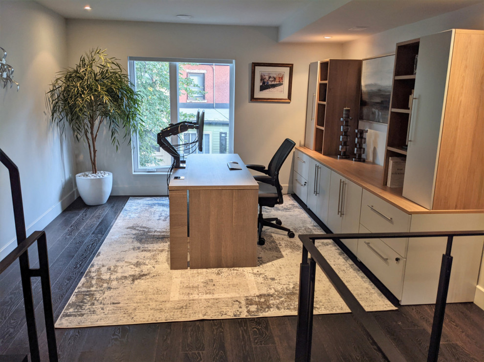 Idéer för ett mellanstort modernt arbetsrum, med ett fristående skrivbord, grå väggar, mörkt trägolv och brunt golv