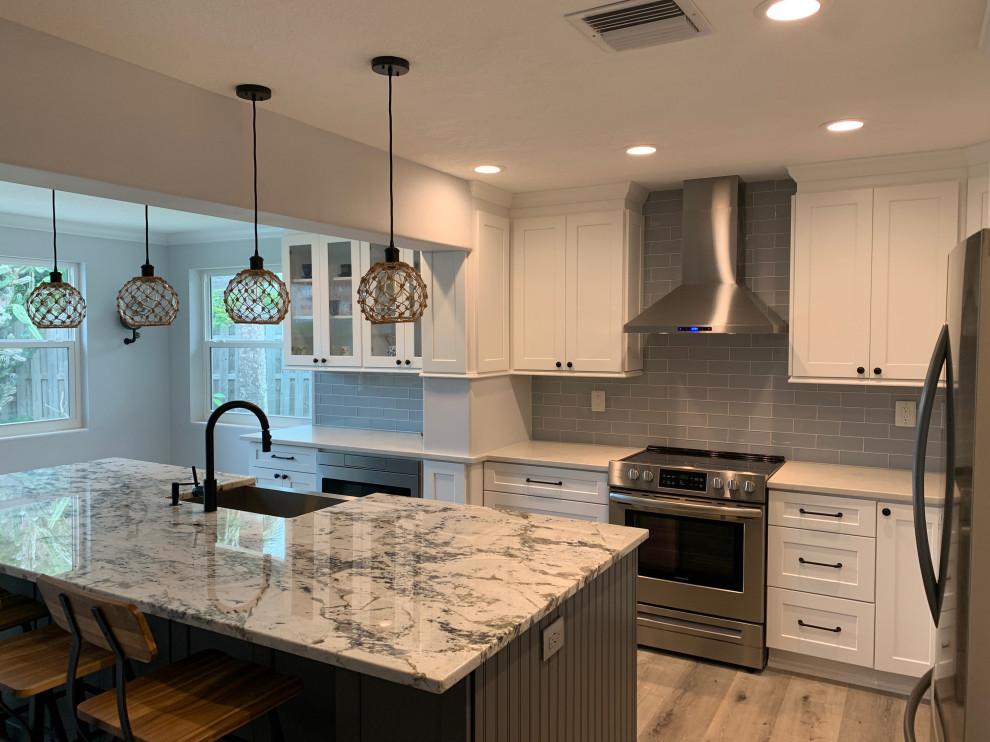 Kitchen - transitional kitchen idea in Miami