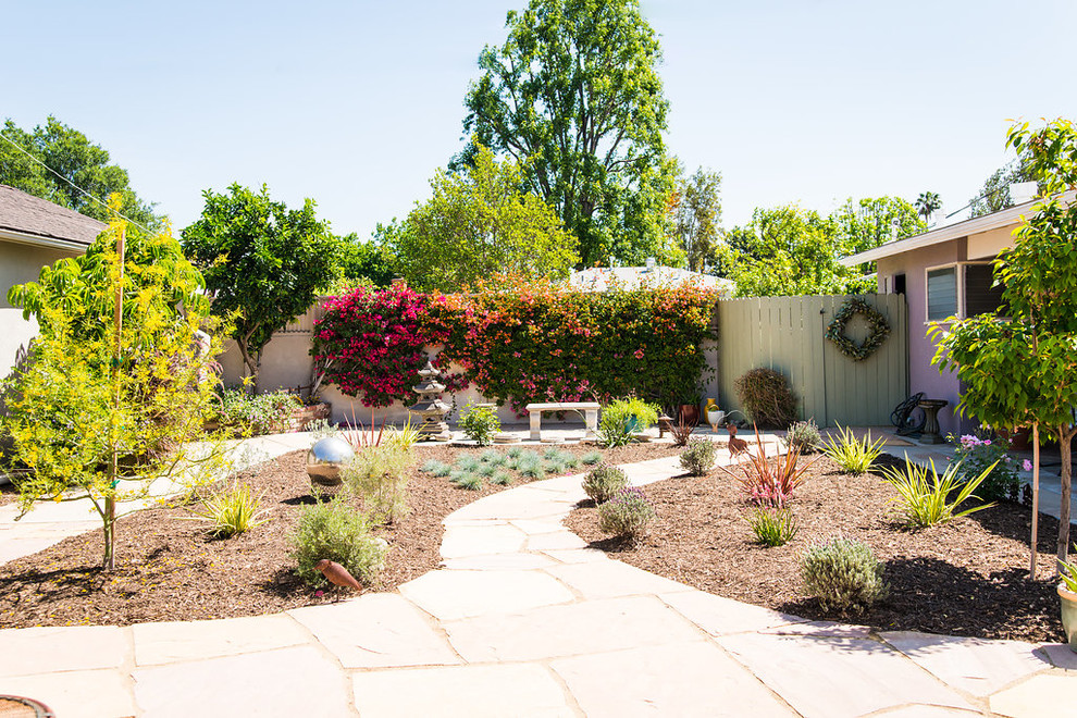 Design ideas for a mid-sized contemporary backyard full sun xeriscape for summer in Los Angeles with mulch.