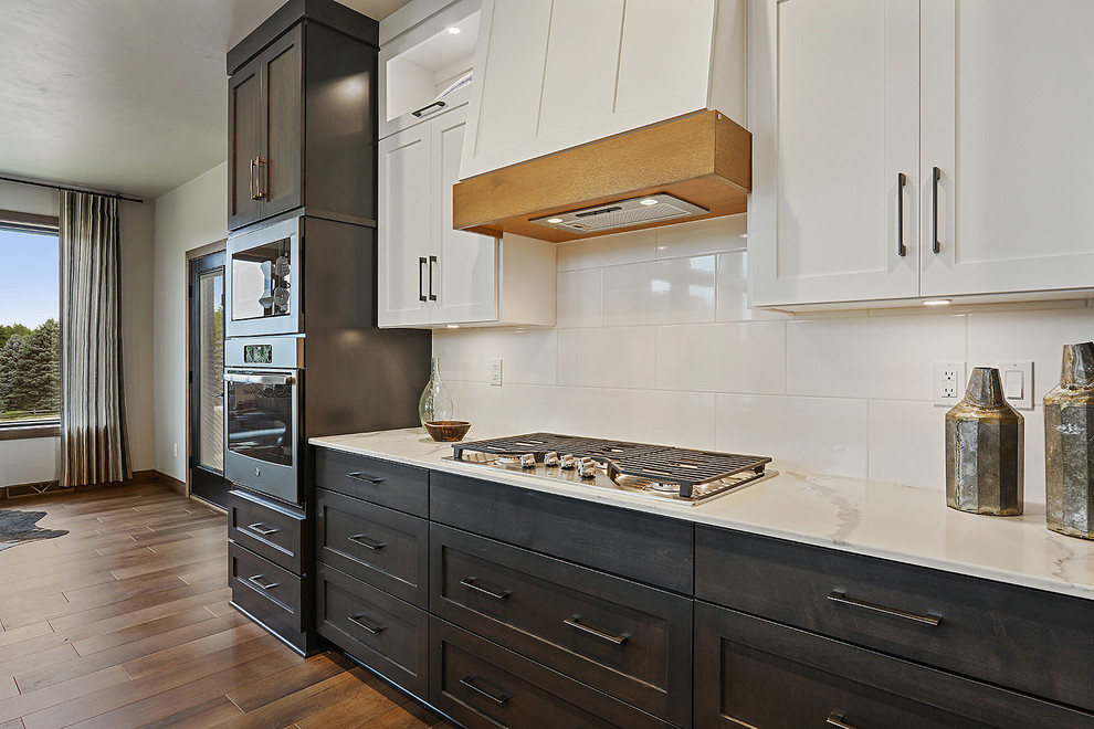 Inspiration for a mid-sized transitional open concept kitchen remodel with an island