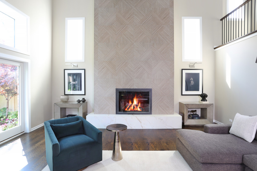 Inspiration pour une grande salle de séjour mansardée ou avec mezzanine minimaliste avec un mur beige, parquet foncé, une cheminée standard, un manteau de cheminée en carrelage et un sol marron.