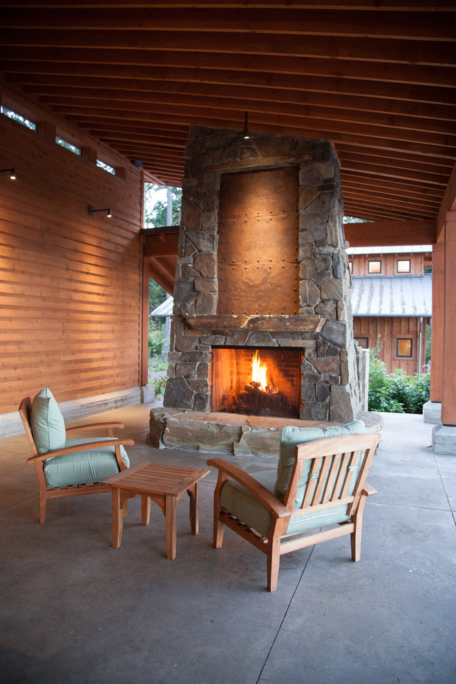 Example of a mountain style home design design in Seattle