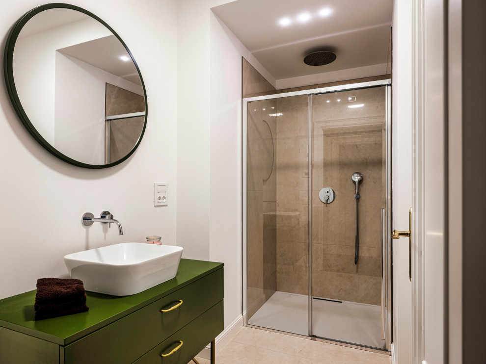 Bild på ett litet funkis grön grönt badrum, med släta luckor, gröna skåp, en dusch i en alkov, en vägghängd toalettstol, beige kakel, porslinskakel, vita väggar, klinkergolv i porslin, ett fristående handfat, träbänkskiva, beiget golv och dusch med skjutdörr