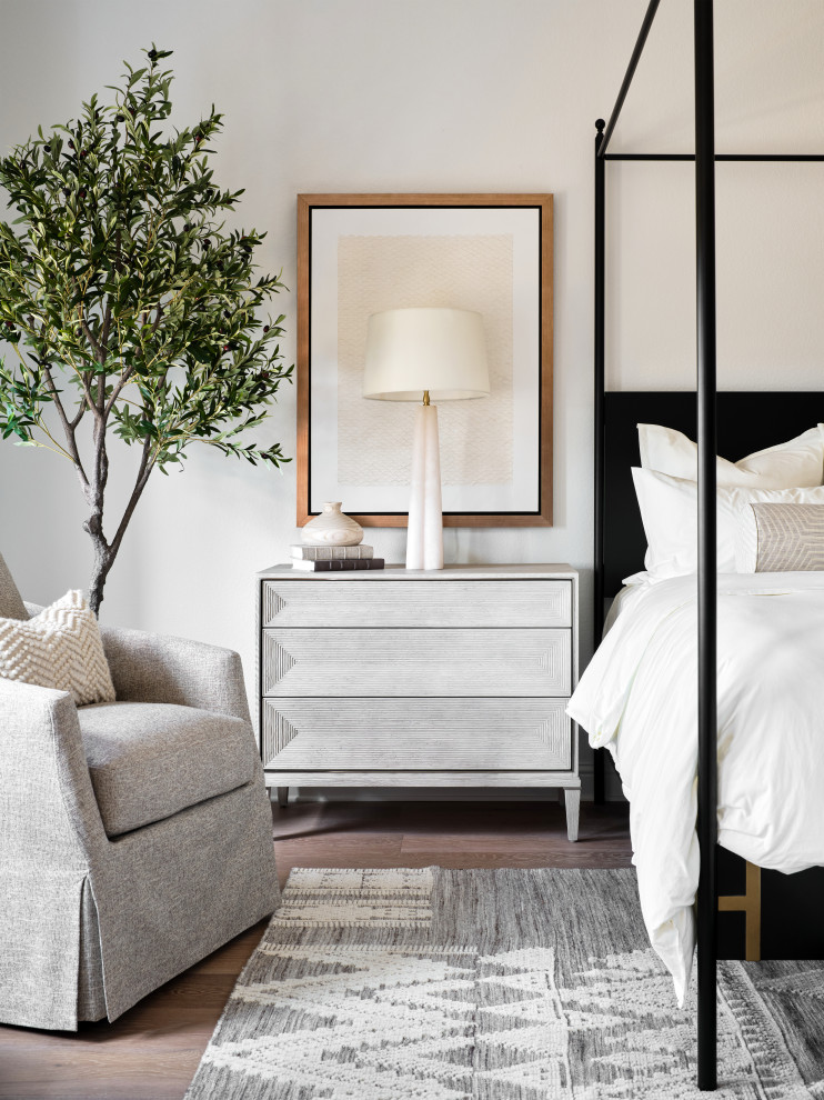 Ejemplo de dormitorio principal clásico renovado grande con paredes blancas, suelo de madera clara, suelo gris y bandeja