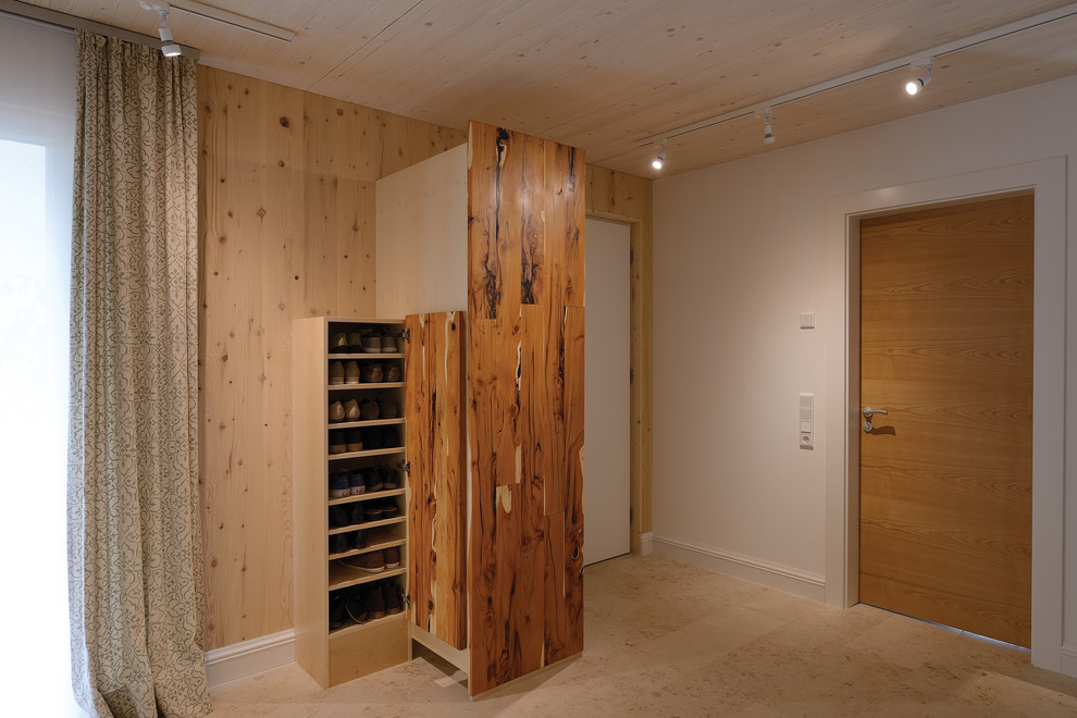 Mittelgroße Skandinavische Haustür mit weißer Wandfarbe, Marmorboden, Einzeltür und weißer Haustür in Frankfurt am Main