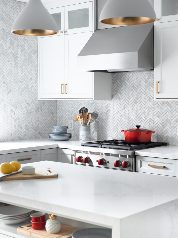Inspiration for a mid-sized transitional l-shaped eat-in kitchen in Toronto with a single-bowl sink, shaker cabinets, white cabinets, quartz benchtops, grey splashback, mosaic tile splashback, panelled appliances, medium hardwood floors, with island, brown floor and white benchtop.