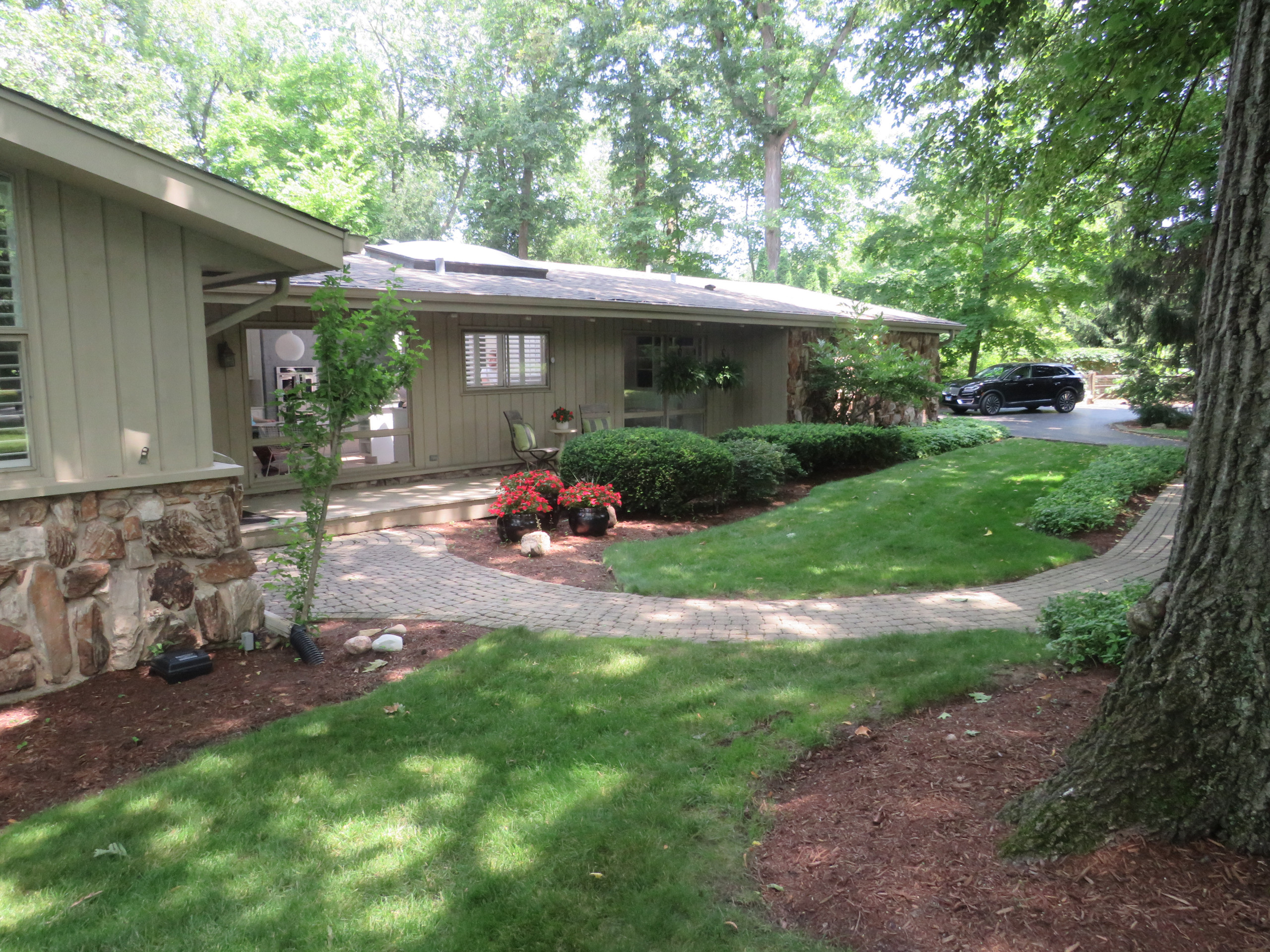 Mid-Century Ranch Landscape - Lake Forest, IL