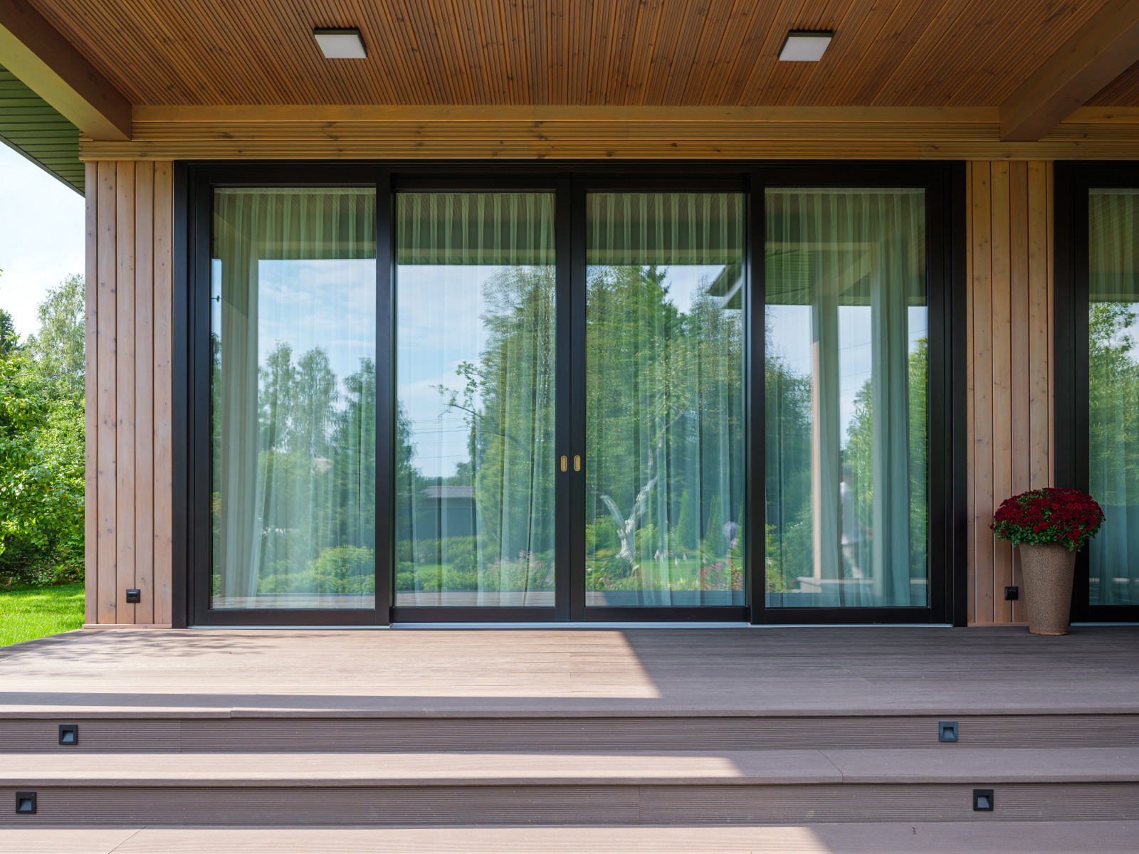 Остекление загородного дома в современном стиле