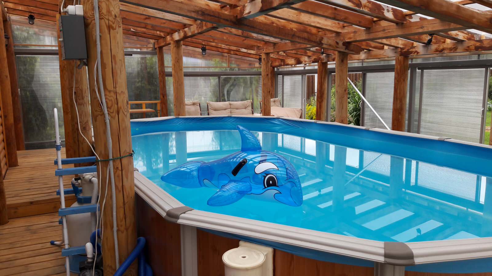 Деревянный дом с фасадом из металического сайдинга, баня с бассейном.