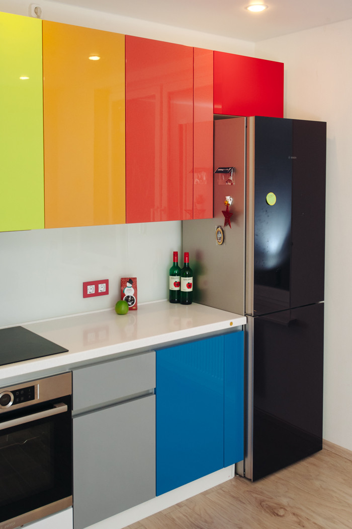 Кухня в стиле "colorful" с глянцевыми фасадами