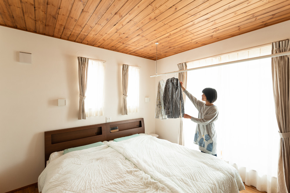 Источник вдохновения для домашнего уюта: хозяйская спальня в восточном стиле с белыми стенами, паркетным полом среднего тона и бежевым полом
