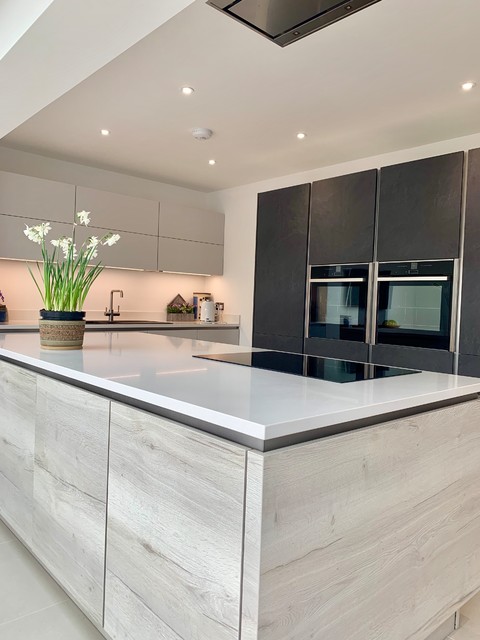 Three tone True Handle-less Kitchen with with Quartz worktops contemporary-kitchen