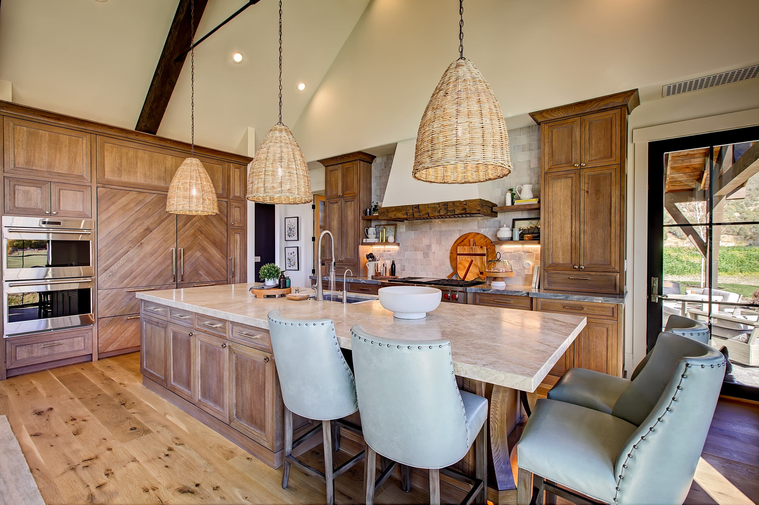 4 Warm New Kitchens With Rustic Details, image size:2560x1704