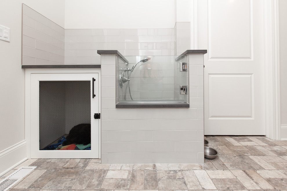 На фото: тамбур в стиле модернизм с белыми стенами, полом из керамической плитки, серым полом и многоуровневым потолком с