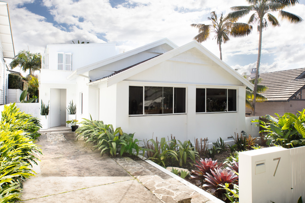 Mittelgroßes, Zweistöckiges Maritimes Einfamilienhaus mit weißer Fassadenfarbe und Satteldach in Sydney