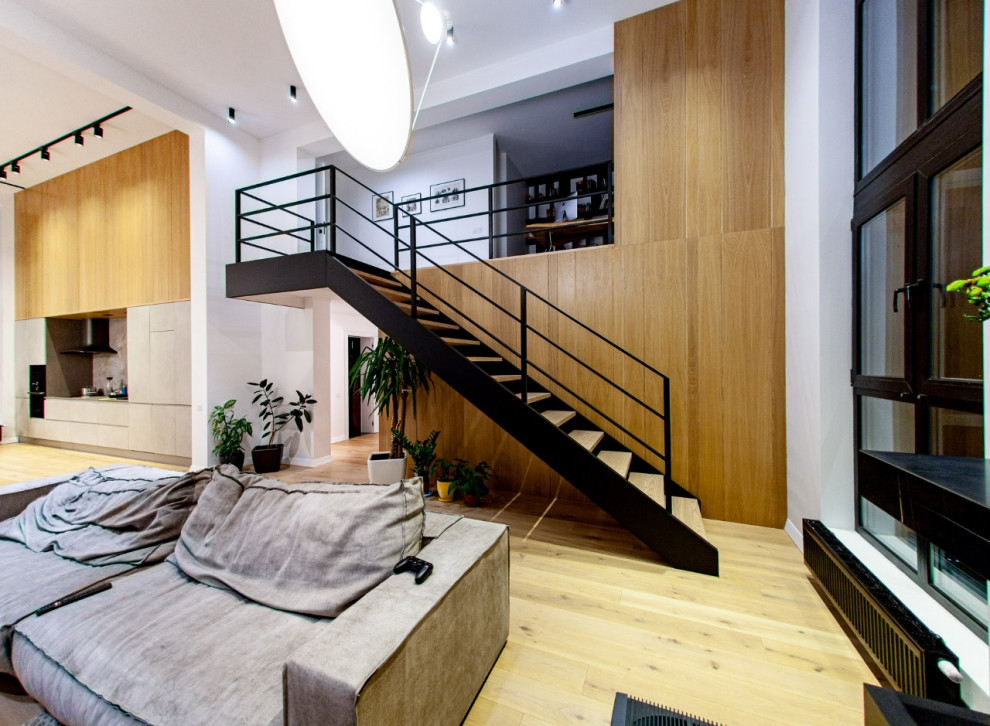 Маршевая лестница на цельно литом металлическом каркасе