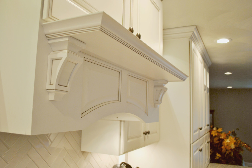 Transitional kitchen photo in St Louis