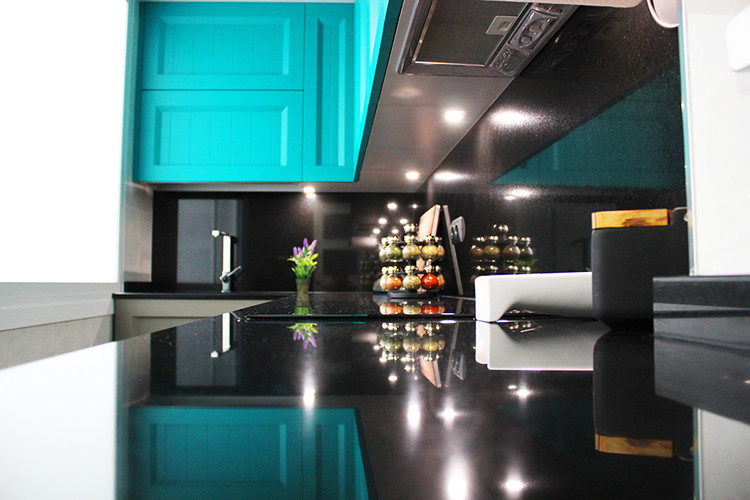 This is an example of a mid-sized modern kitchen in Madrid.