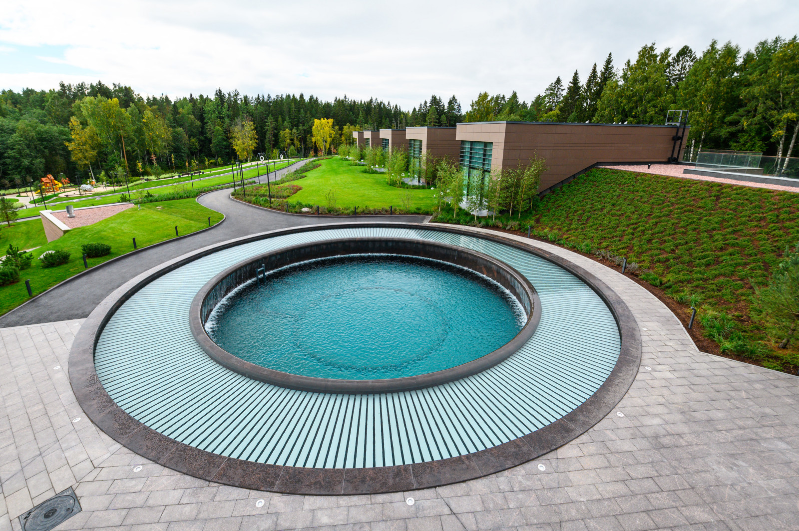 ФИЗКУЛЬТУРНО-ОЗДОРОВИТЕЛЬНЫЙ КОМПЛЕКС С КАТКОМ В ЛЕНИНГРАДСКОЙ ОБЛАСТИ