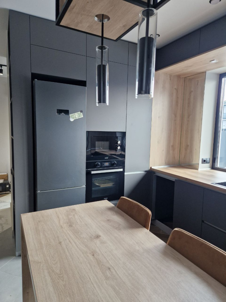 Идея дизайна: п-образная кухня-гостиная среднего размера, со шкафом над холодильником в современном стиле с врезной мойкой, плоскими фасадами, серыми фасадами, столешницей из ламината и полом из керамогранита