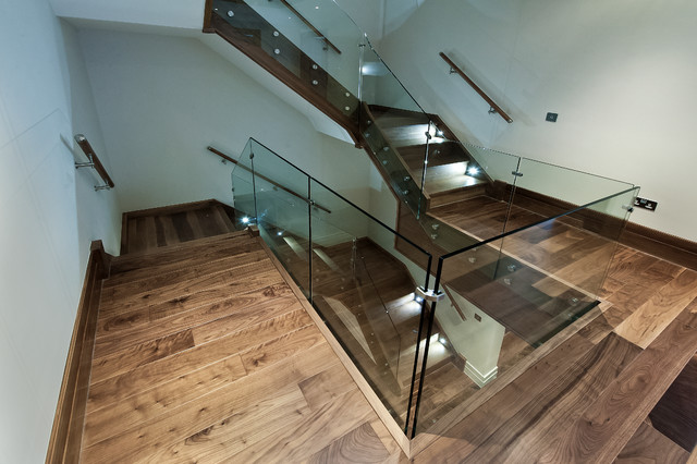 Loughton Walnut & Glass moderne-trappe