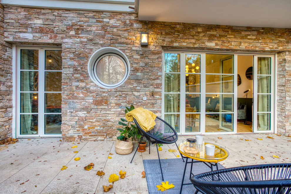 Immagine di un patio o portico minimal di medie dimensioni e dietro casa con un giardino in vaso