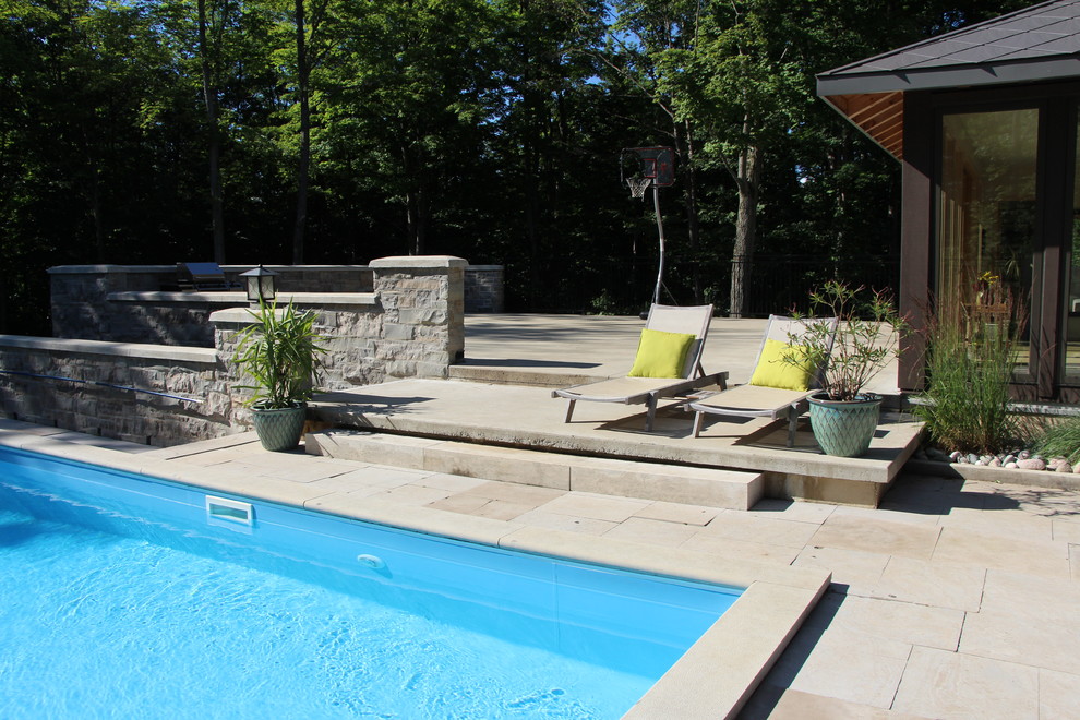 Transitional pool photo in Toronto