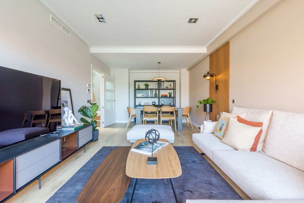 Ejemplo de salón cerrado y gris y blanco actual de tamaño medio con paredes grises, suelo de madera clara, televisor independiente, suelo marrón y madera