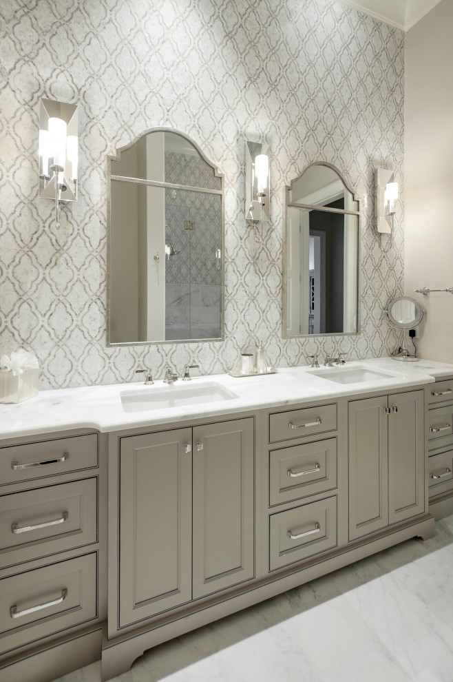 Inspiration för mellanstora klassiska vitt badrum med dusch, med luckor med profilerade fronter, beige skåp, en dusch i en alkov, beige kakel, marmorkakel, beige väggar, marmorgolv, ett undermonterad handfat, marmorbänkskiva, vitt golv och dusch med gångjärnsdörr