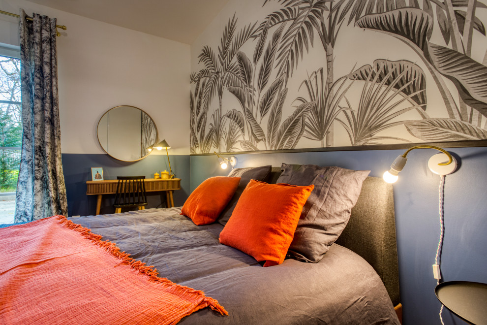 Mittelgroßes Modernes Hauptschlafzimmer mit blauer Wandfarbe, hellem Holzboden, braunem Boden und Tapetenwänden in Paris