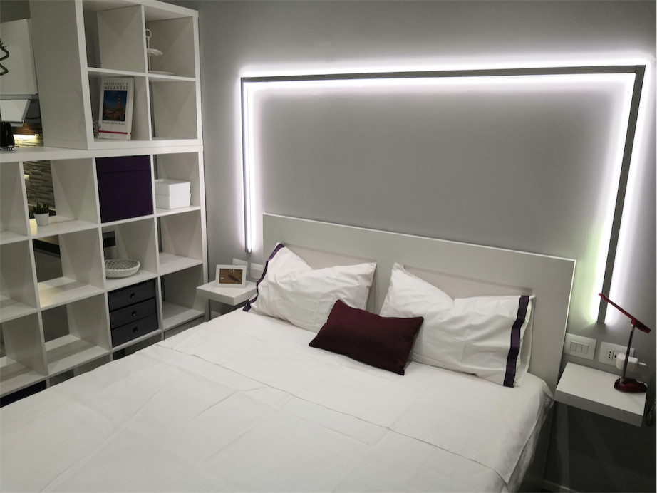 Стильный дизайн: маленькая хозяйская спальня в стиле фьюжн с серыми стенами, полом из керамогранита, серым полом, кессонным потолком и телевизором для на участке и в саду - последний тренд
