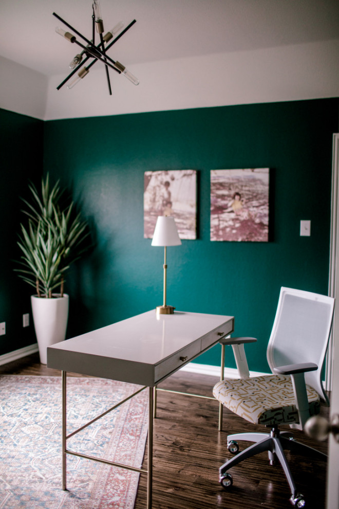Diseño de despacho minimalista de tamaño medio con paredes verdes y suelo de madera oscura