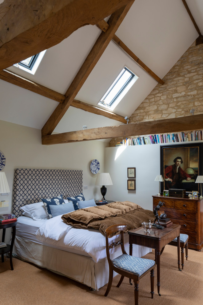 Diseño de dormitorio abovedado de estilo de casa de campo con paredes beige, moqueta, suelo marrón y vigas vistas