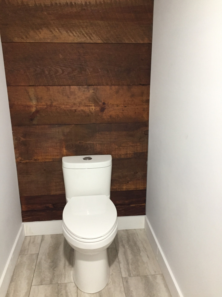 Idées déco pour un WC et toilettes moderne de taille moyenne avec un placard à porte plane, des portes de placard blanches, un mur blanc, une grande vasque, un plan de toilette en bois, un plan de toilette marron et meuble-lavabo suspendu.