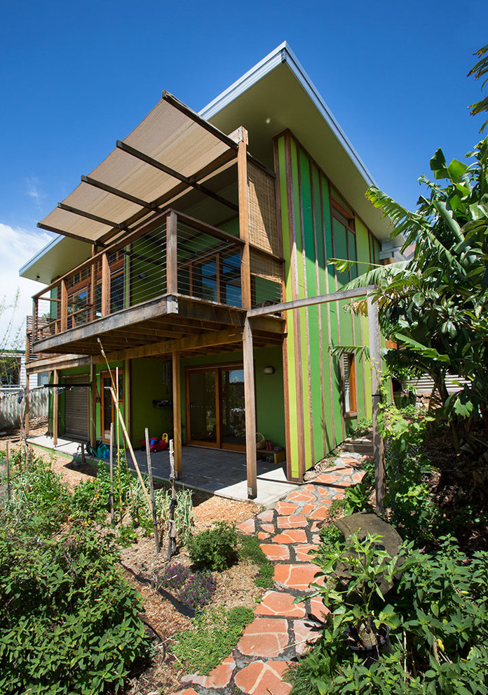 Photo of a mid-sized contemporary two-storey concrete green exterior in Wollongong with a flat roof.