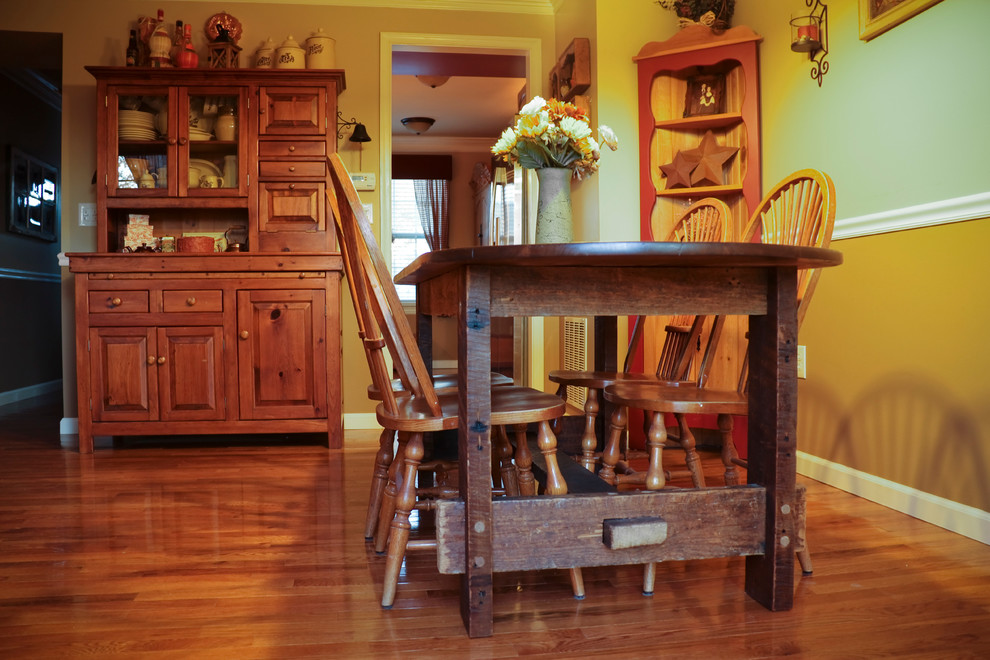 This is an example of a country dining room in Philadelphia.