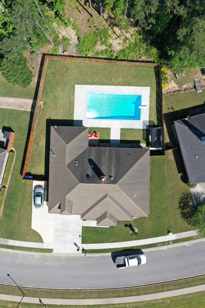 Idéer för en stor pool på baksidan av huset, med betongplatta
