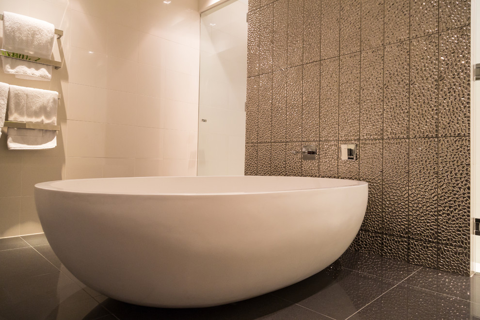 This is an example of a contemporary bathroom in Melbourne.