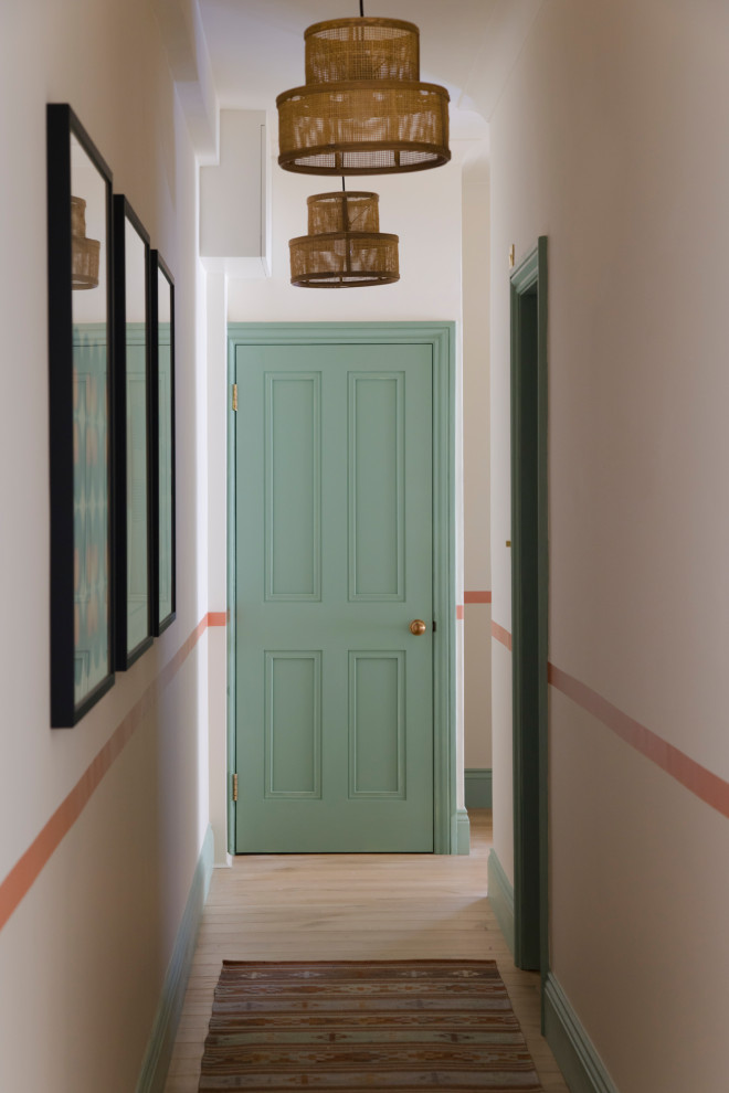 Источник вдохновения для домашнего уюта: большой коридор в викторианском стиле с белыми стенами и светлым паркетным полом