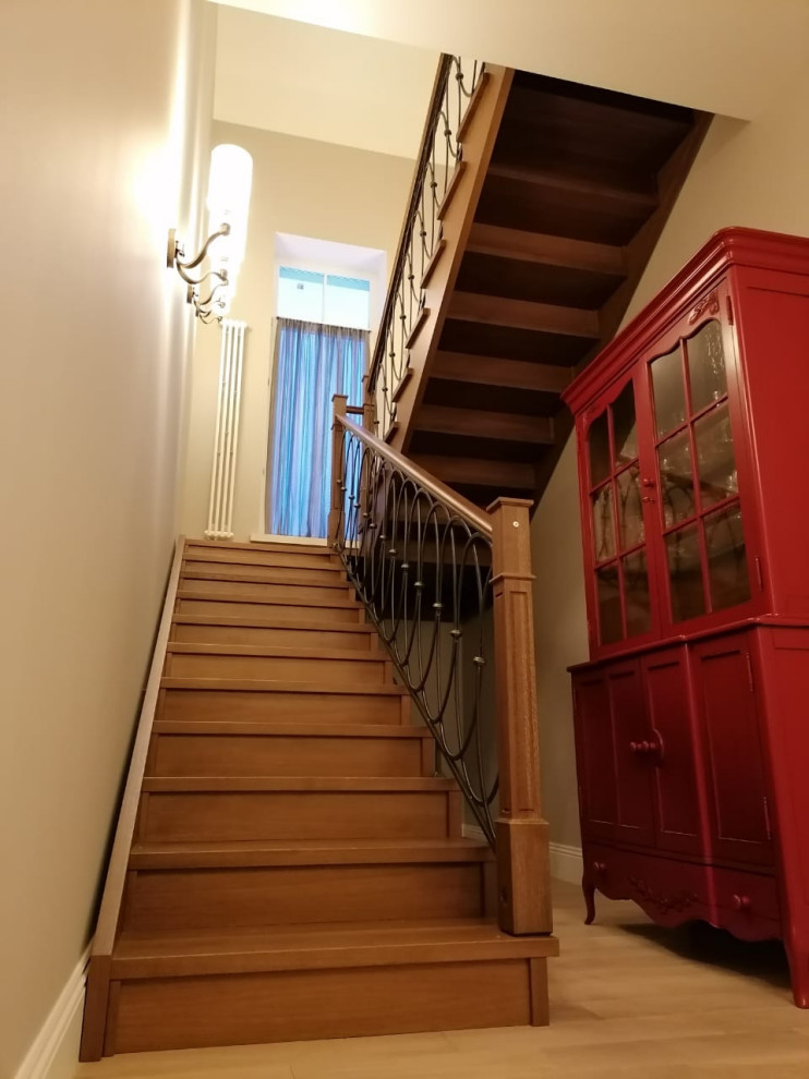 Дубовая лестница с кованным ограждением