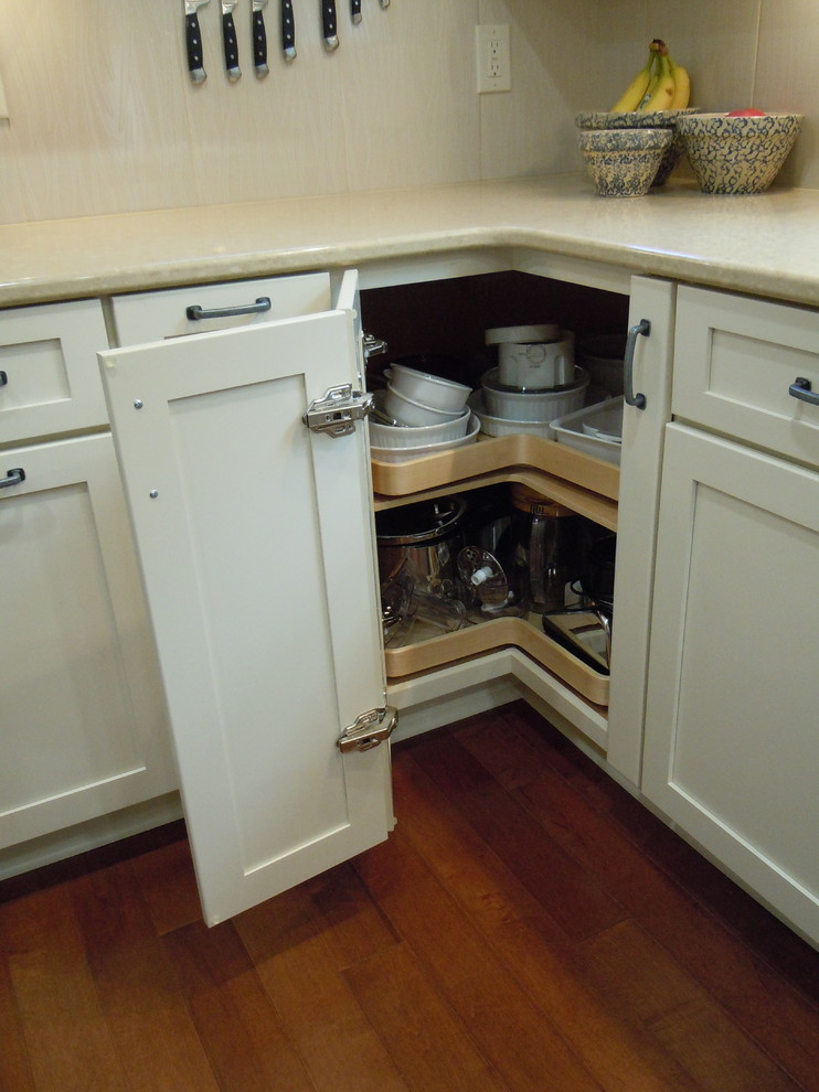 Transitional kitchen photo in Columbus