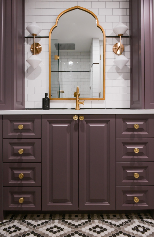 Пример оригинального дизайна: ванная комната среднего размера в классическом стиле с фасадами с выступающей филенкой, фиолетовыми фасадами, душем в нише, раздельным унитазом, белой плиткой, плиткой кабанчик, белыми стенами, полом из мозаичной плитки, душевой кабиной, врезной раковиной, столешницей из искусственного кварца, разноцветным полом, душем с распашными дверями, белой столешницей, сиденьем для душа, тумбой под одну раковину, встроенной тумбой и кирпичными стенами
