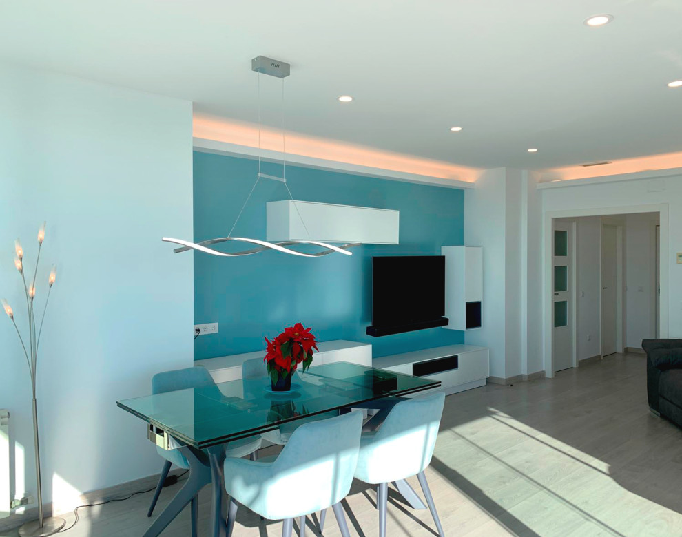 Свежая идея для дизайна: гостиная-столовая среднего размера с синими стенами, бежевым полом, светлым паркетным полом и кессонным потолком - отличное фото интерьера