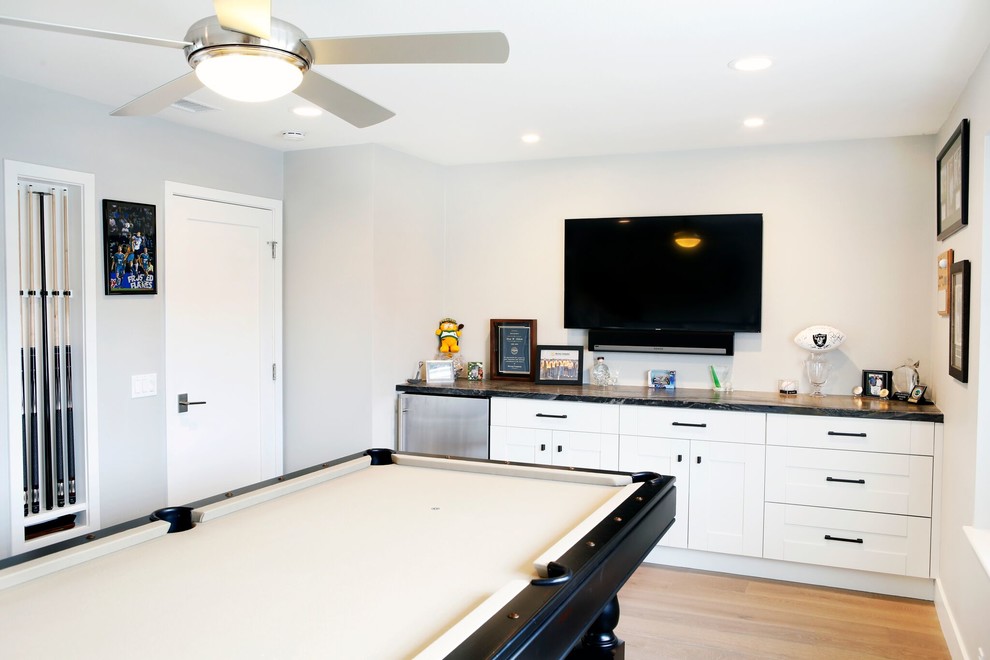Home design - contemporary home design idea in Orange County