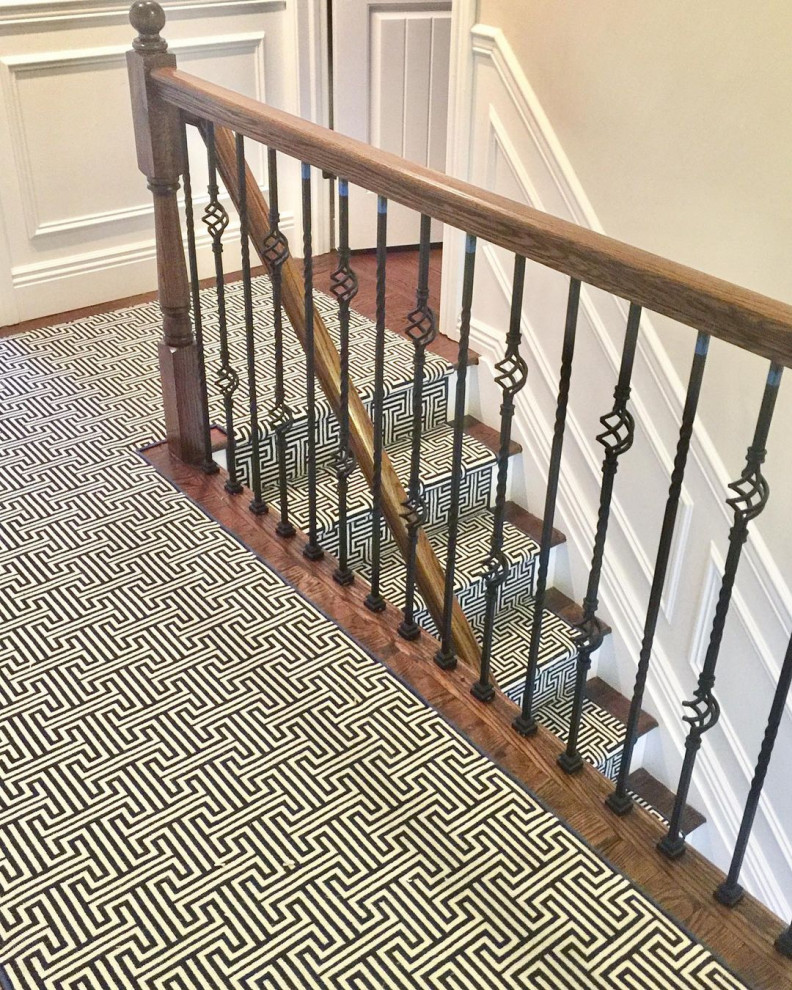 На фото: прямая лестница в современном стиле с ступенями с ковровым покрытием