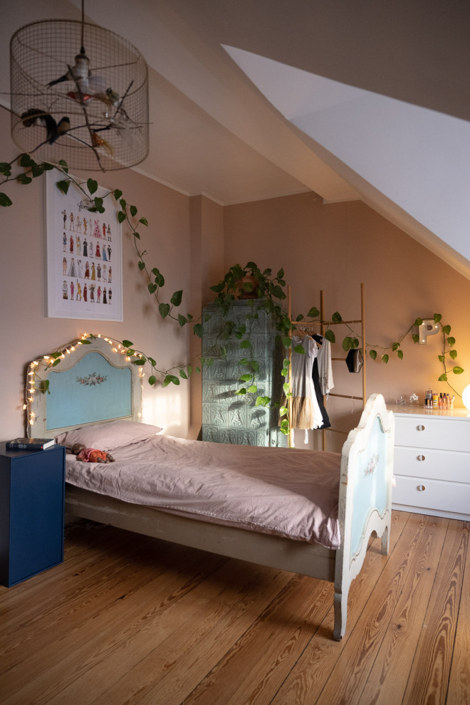 Inspiration för lantliga flickrum kombinerat med sovrum och för 4-10-åringar, med rosa väggar