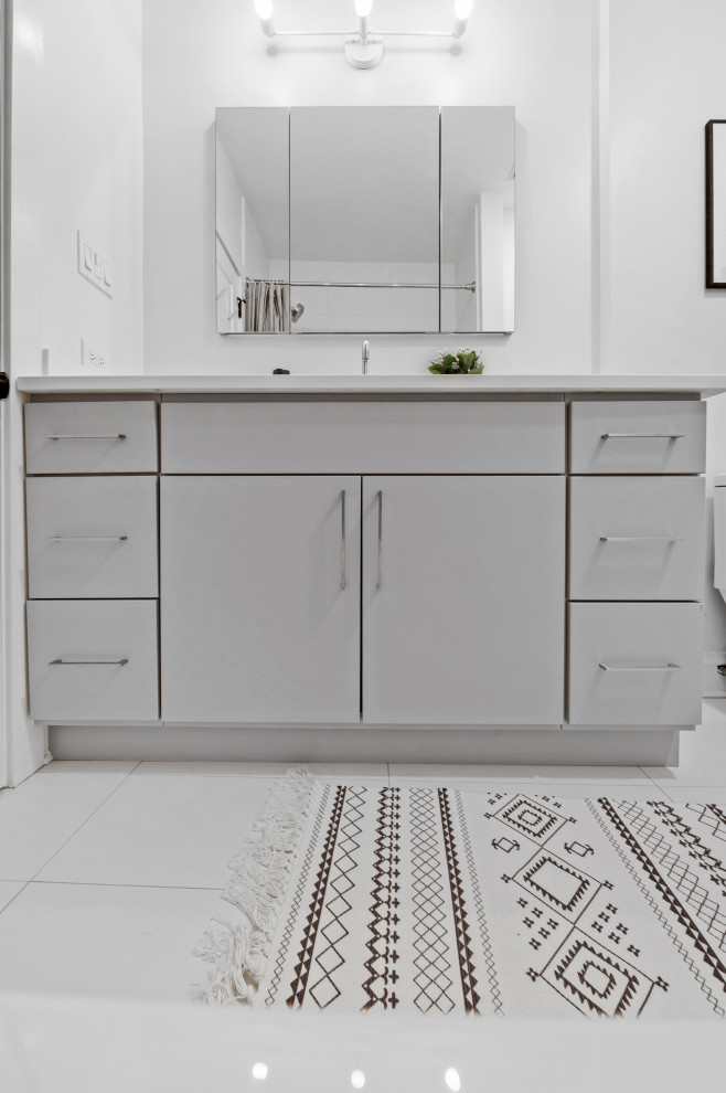 Example of a transitional bathroom design in Chicago