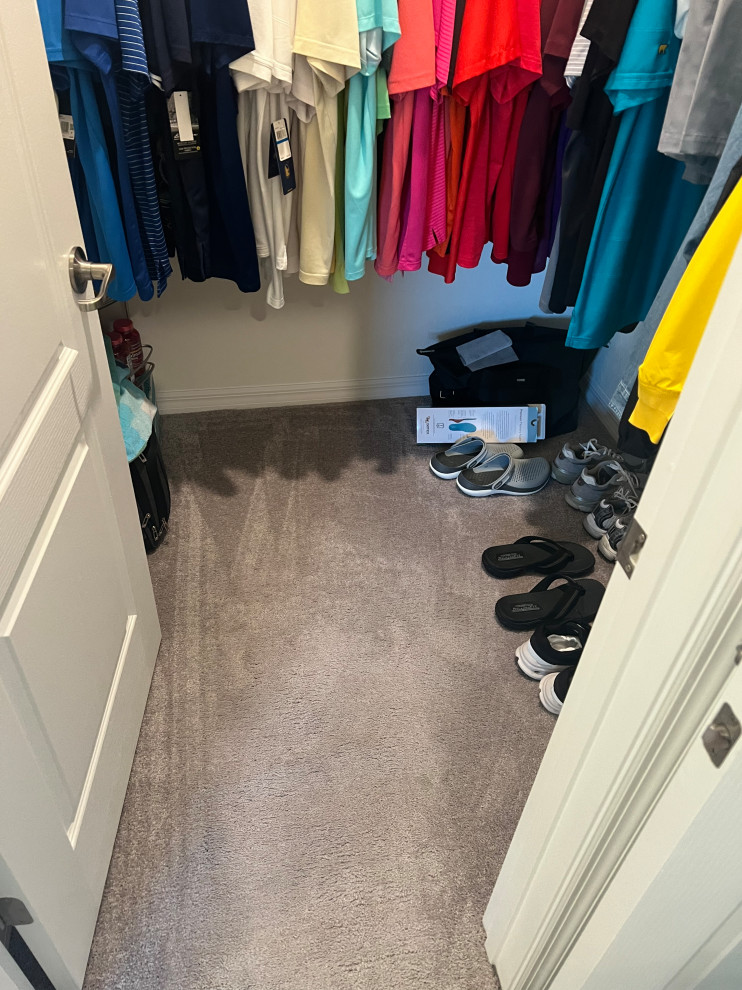 Photo of a mid-sized traditional men's walk-in wardrobe in Tampa with carpet, grey floor and recessed.