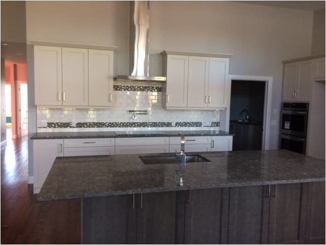 Example of a transitional kitchen design in Ottawa