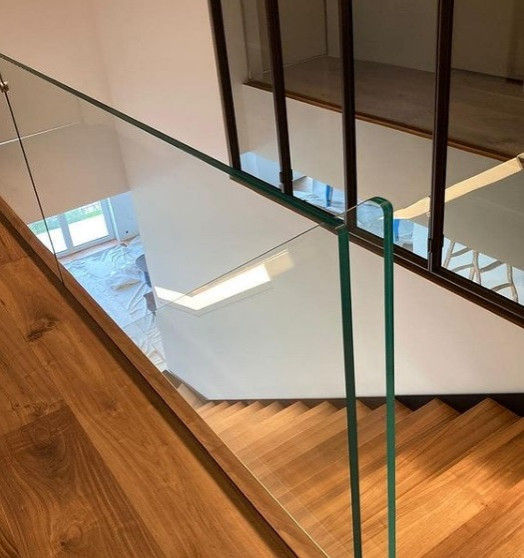 Лестница на тетиве с опорным стеклом (2020)